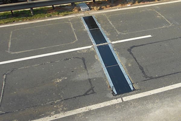 Hybrid weigh in motion bending plate installed in a toll lane