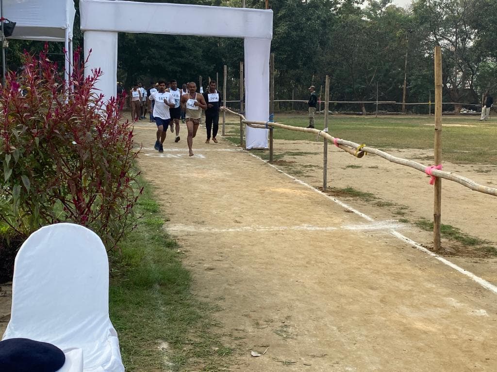 Runners with bib-mounted RFID tags approaching the finish line arch to have their time captured automatically